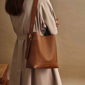 Minimalist Brown Shoulder Bag – Like New